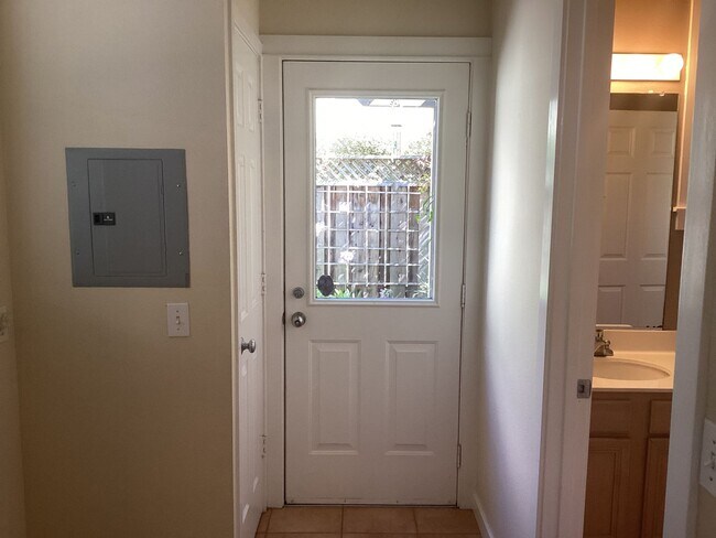 Building Photo - 204 Roosevelt Terrace