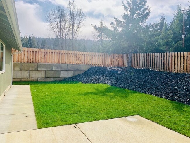 Building Photo - Newer 3 bedroom 2 bath house in Sutherlin