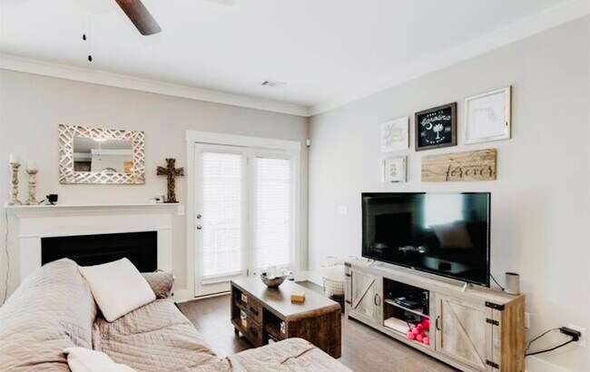 Building Photo - 731 Elmbrook Dr