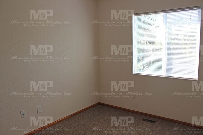 Building Photo - 303 Plowman Ct