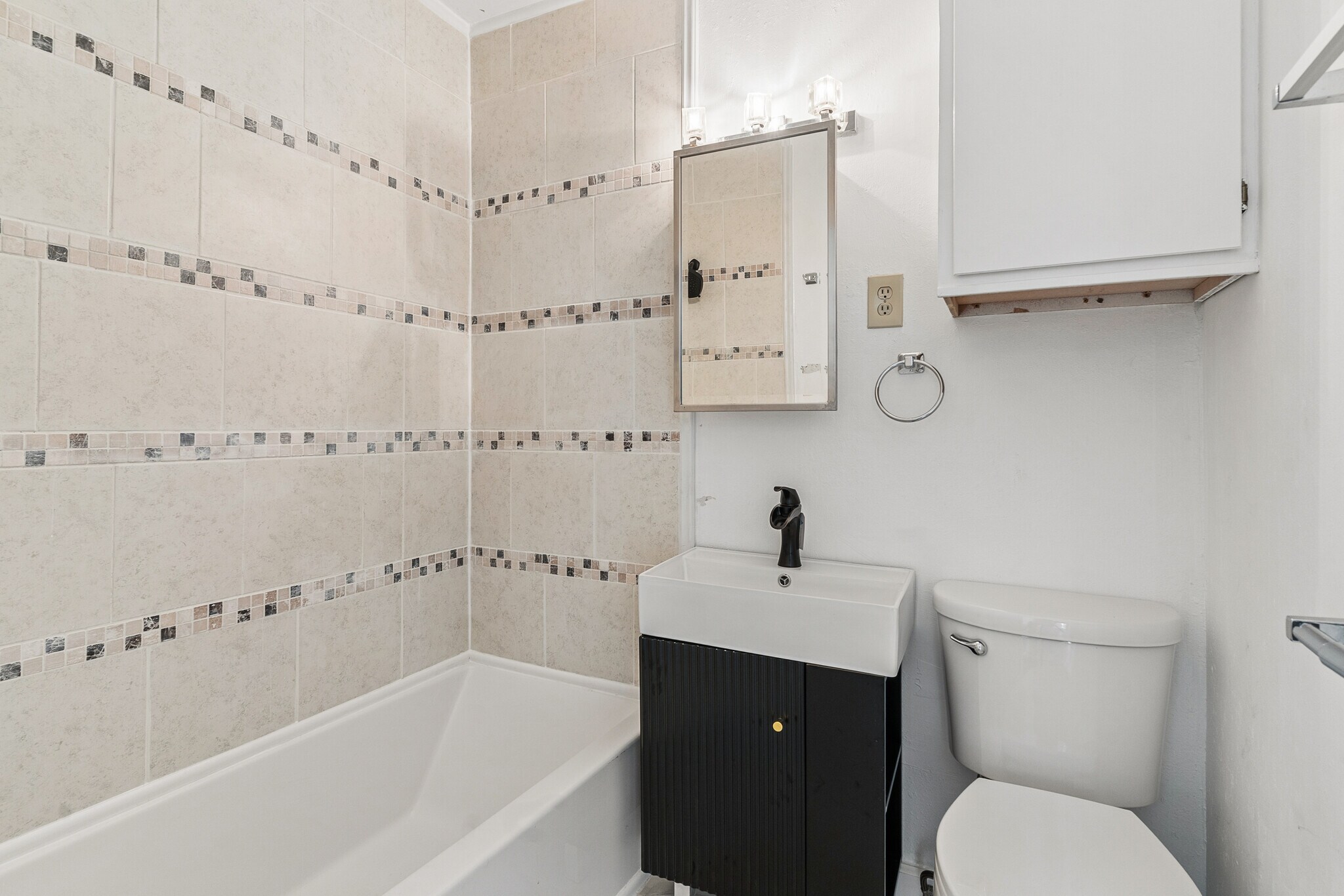 Building Photo - 6950 Hillcrest Ave