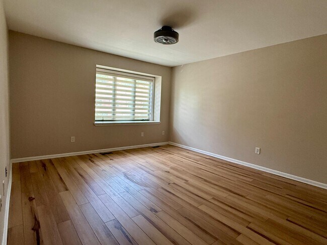 Building Photo - 5545 Doral Dr
