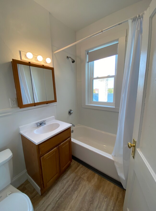 Building Photo - 9/1 No Fee! Split style 2BR on Comm Ave, Green Line