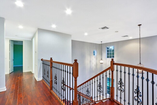 Building Photo - 1904 Flower Dr