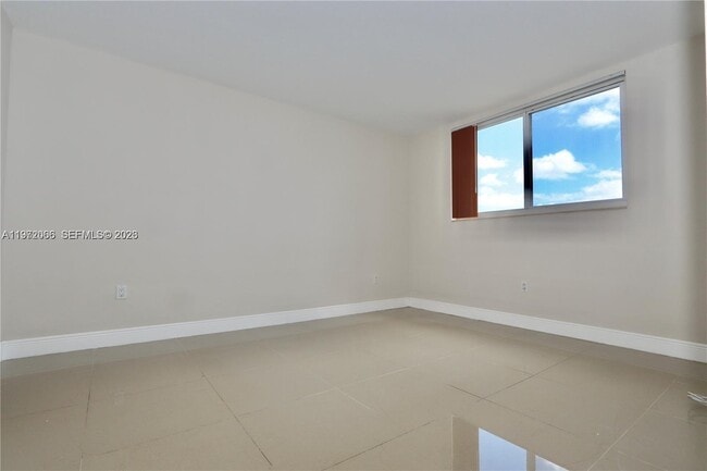 Building Photo - 2910 Point E Dr