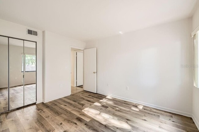 Building Photo - 5321 Vineland Rd