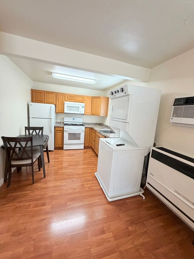 Building Photo - Furnished Studio Apartment in Midtown
