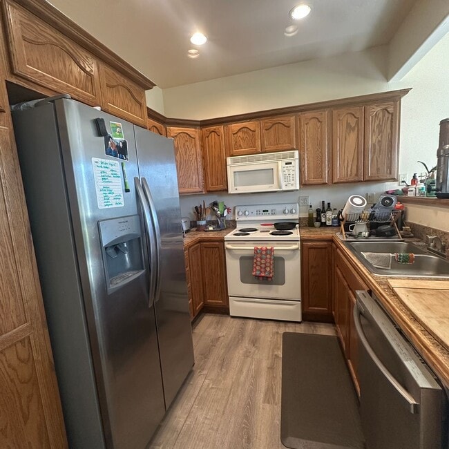 Building Photo - Spacious  3 bedroom 2.5 bathroom townhouse