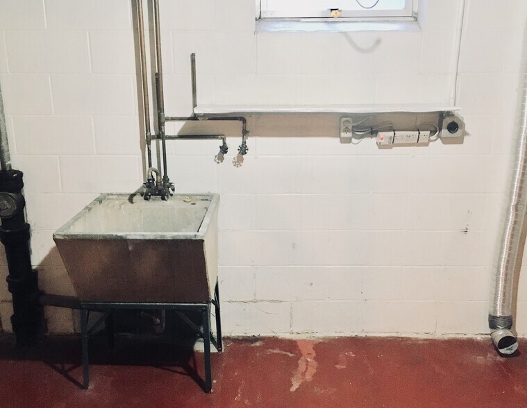 Washer/Dryer Hookups - 611 Hood St