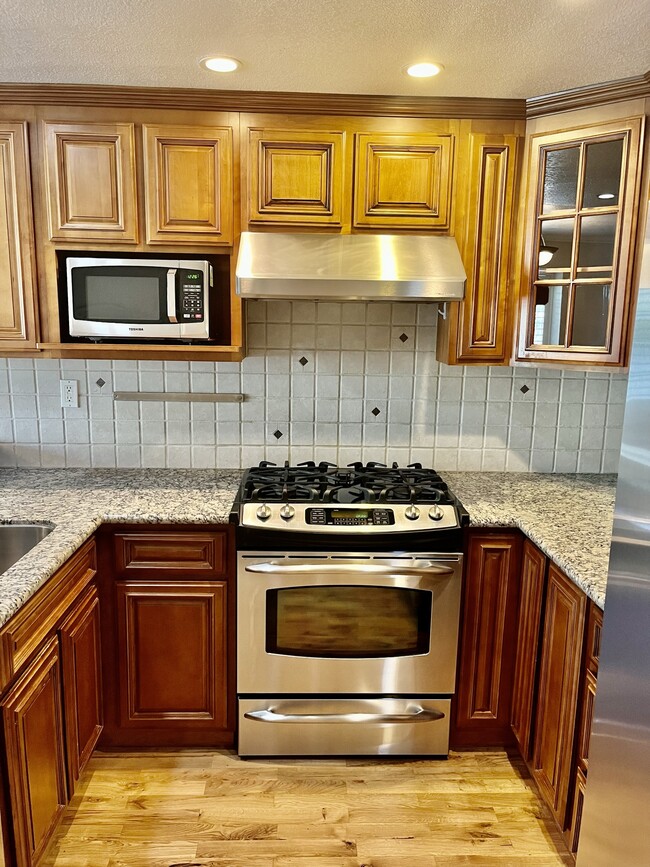 Building Photo - 185 Easy St