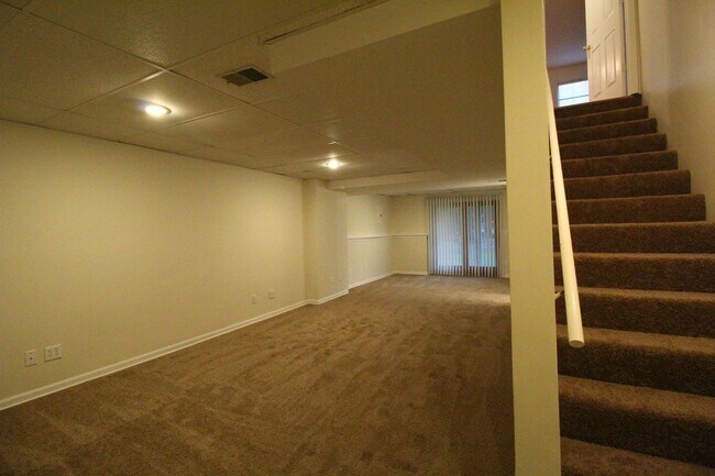 Building Photo - Beautiful 2+ Bedroom 4 Bath Townhome In Ov...