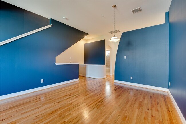 Building Photo - 5941 S Loop E