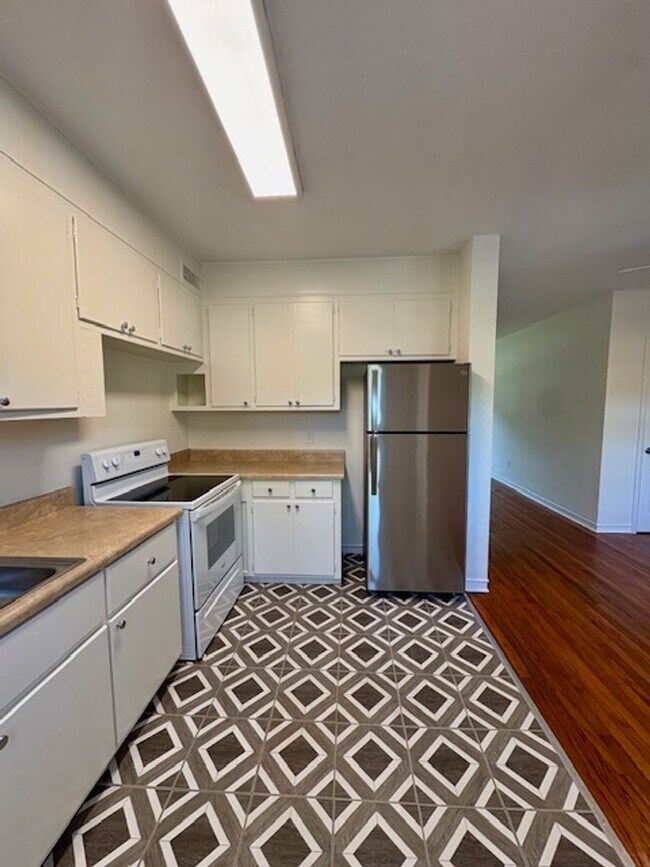 Building Photo - Fully Renovated Three Bedrooms Condo in South Windermere