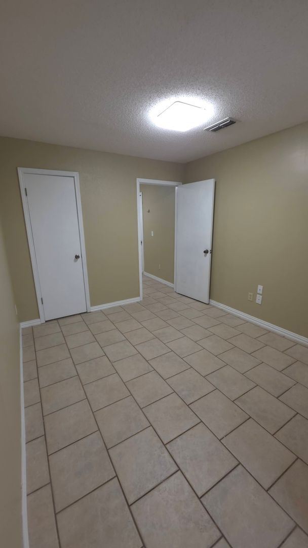 Building Photo - Wonderful Large 3 Bedroom Home