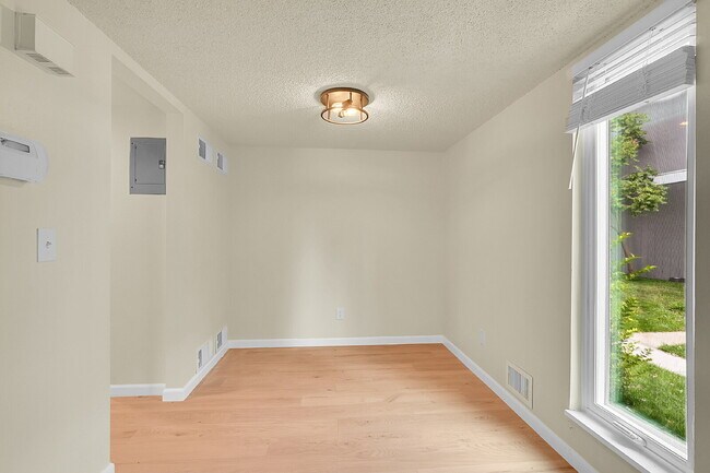 Building Photo - $1,695.00 - $500 OFF FIRST MONTH RENT - 2 ...