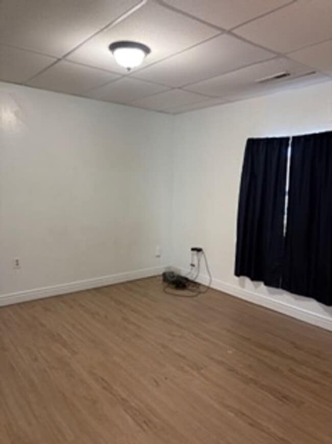 Building Photo - 2 Bed 1 Bath Duplex