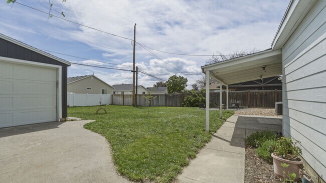 Building Photo - Charming and Quiet 3 bed Orem Home in Prime Location with Solar!!