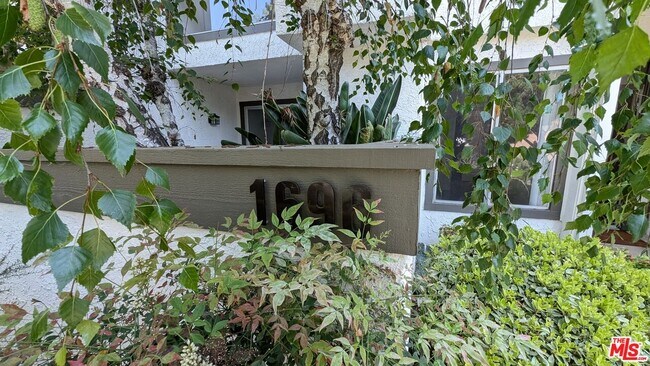Building Photo - 1696 Palisades Dr
