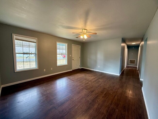 Building Photo - 3 Bedroom/1 Bathroom Home in Paragould AR - $1370/month - Section 8 Welcome!