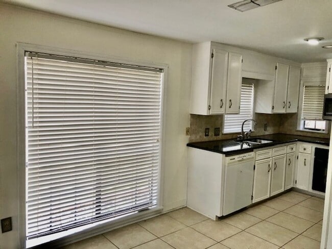 Building Photo - UPDATED IN TOWN SOUTH-LARGE 4/3 BRICK HOME-VERY NICE