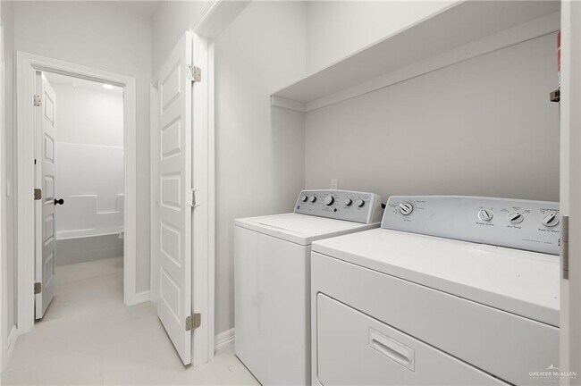 Building Photo - 21 Hilltop Ave