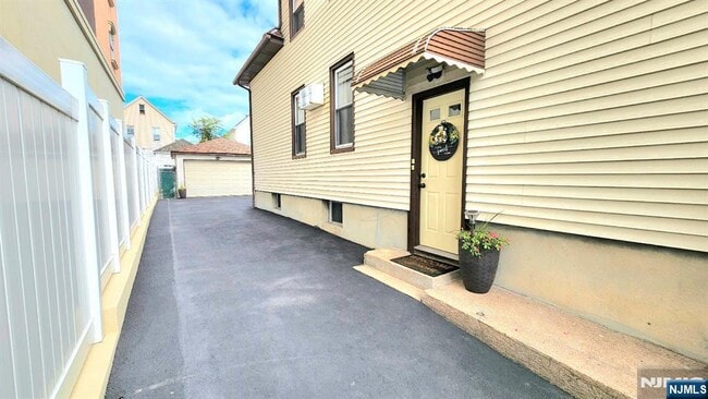 Building Photo - 11 Banta Ave