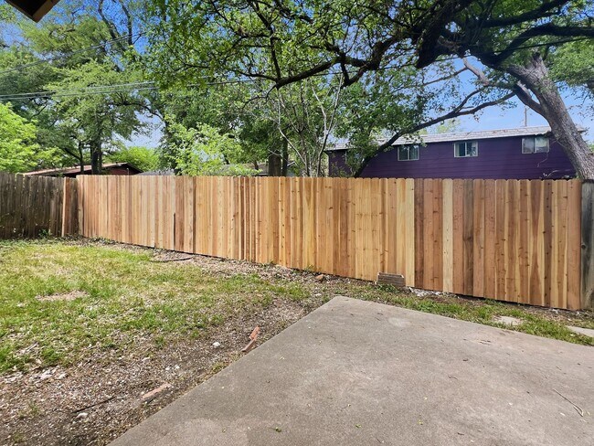 Building Photo - 3402 S Oak Dr