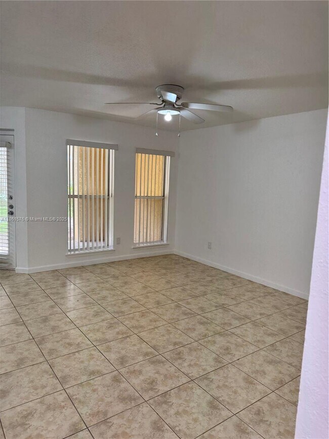 Building Photo - 977 Riverside Dr