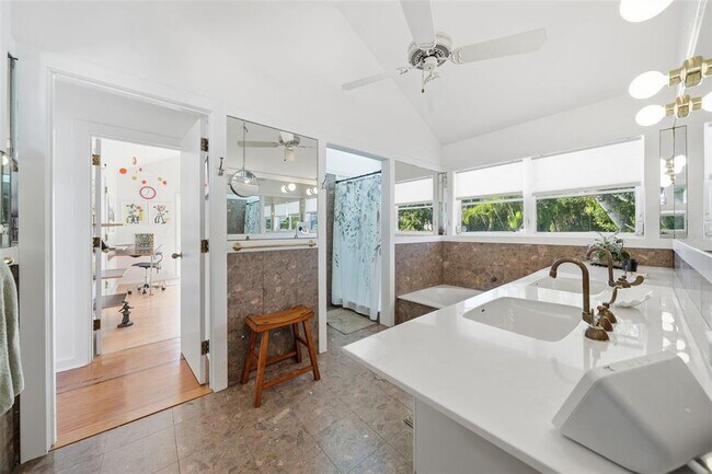 Building Photo - 700 Lands End Dr