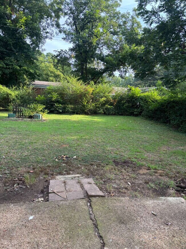 Building Photo - "Charming 3-Bedroom Gem on Winfield Road - Cozy Comfort Awaits in 966 Sq Ft!"