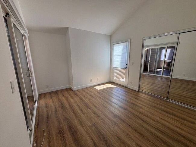 Building Photo - Remodeled 3 Bed 3 Bath Townhome for Rent in Glendale, CA