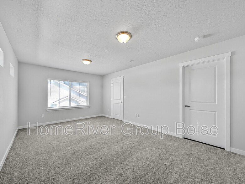 Building Photo - 857 E Travel Ln