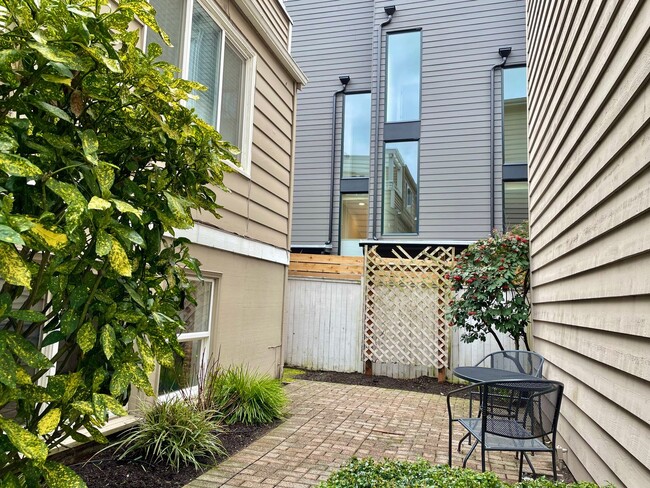 Building Photo - Beautiful One Bedroom Condo in Queen Anne