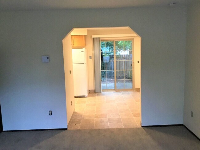 Building Photo - 739000