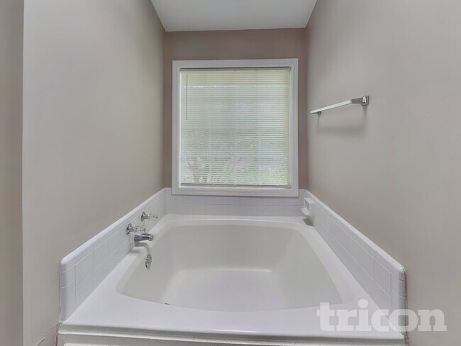 Building Photo - 3270 Summit Pl Dr