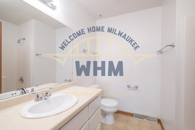 Building Photo - 18910 Hi View Dr