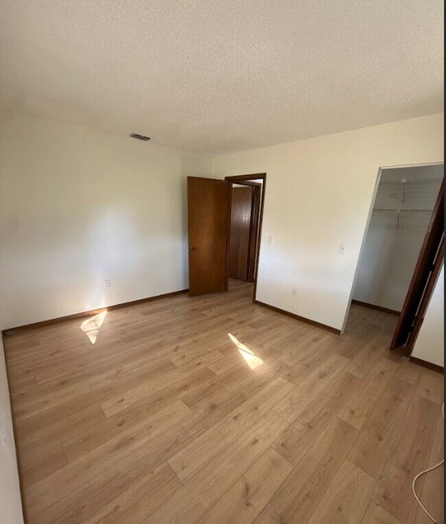 Building Photo - 10081 SW 95th Ave