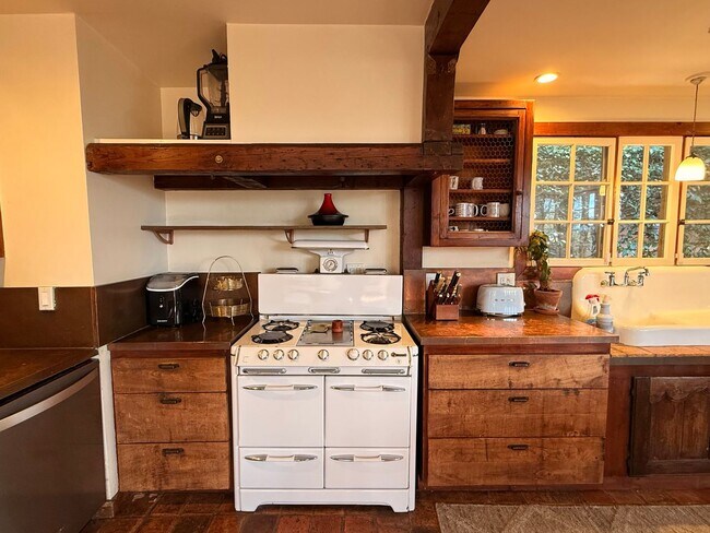 Building Photo - Furnished 1940s Beachwood Canyon Retreat with Treetop Deck + Creative Loft!