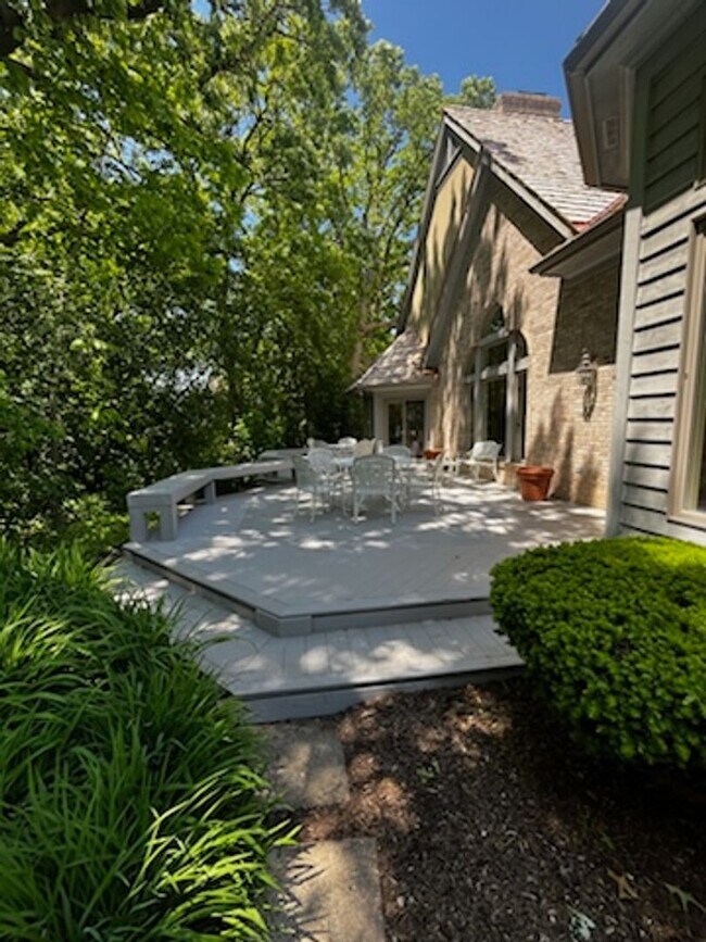 Building Photo - Stunning Custom Built Home with ALL Utilit...