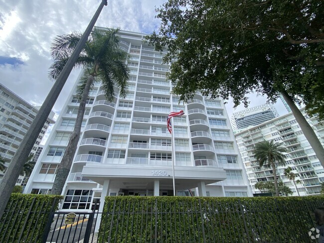 Building Photo - 1420 Brickell Bay Dr