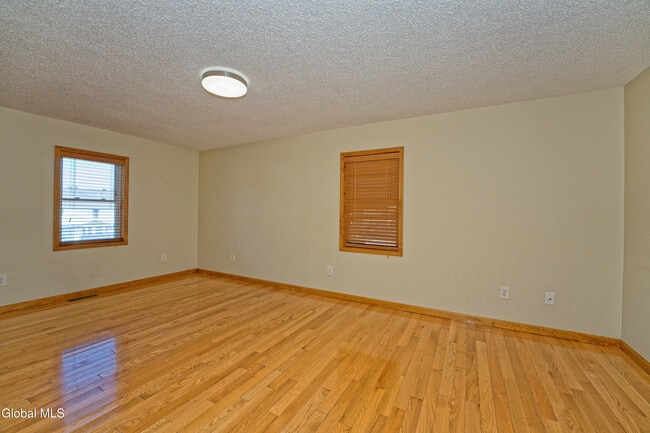 Building Photo - 5 Shamrock Cir