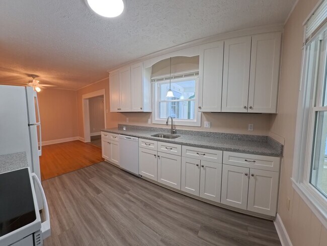 Building Photo - Home on three acre lot with garage