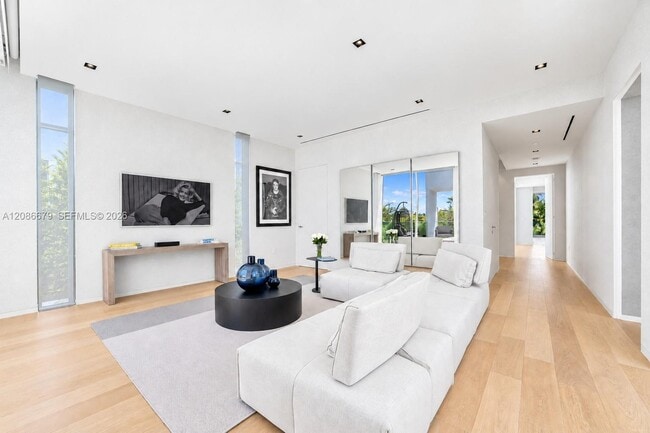 Building Photo - 1011 W 48th St