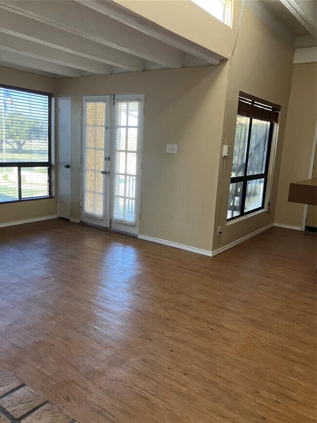 Building Photo - 5806 Circulo Dr