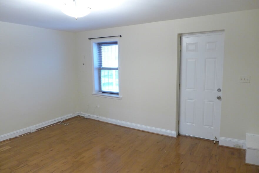 Building Photo - 1719 Saint Paul St