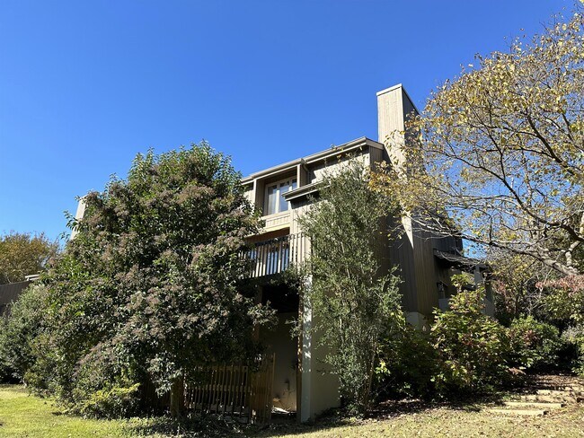 Primary Photo - 8 Weybridge Pl