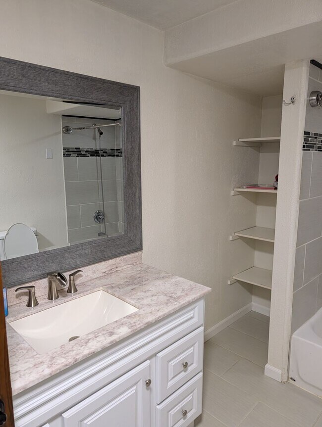 Building Photo - 825 N Laventure Rd