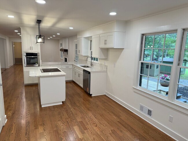 Building Photo - 185 Landor Dr