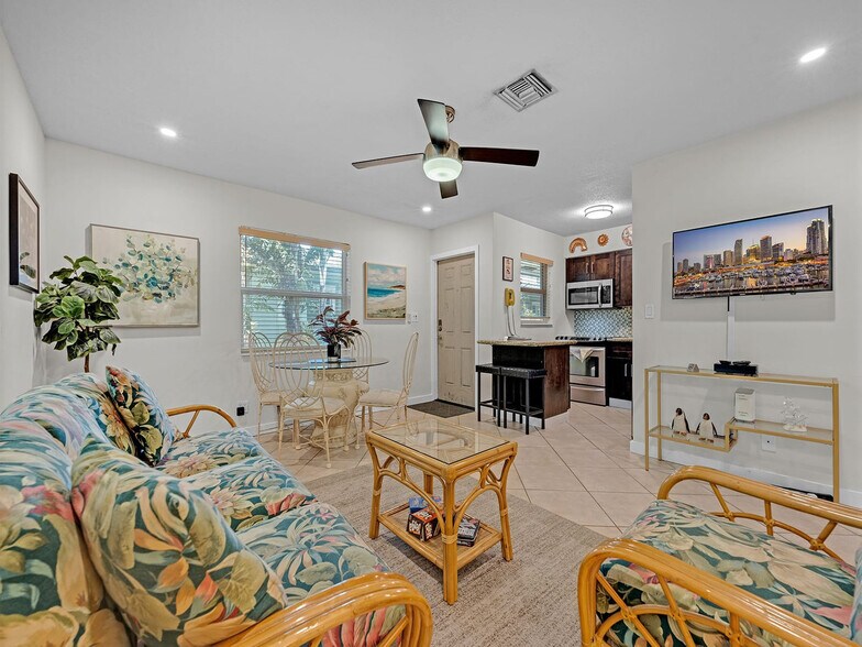 Primary Photo - 909 NE 23rd Dr