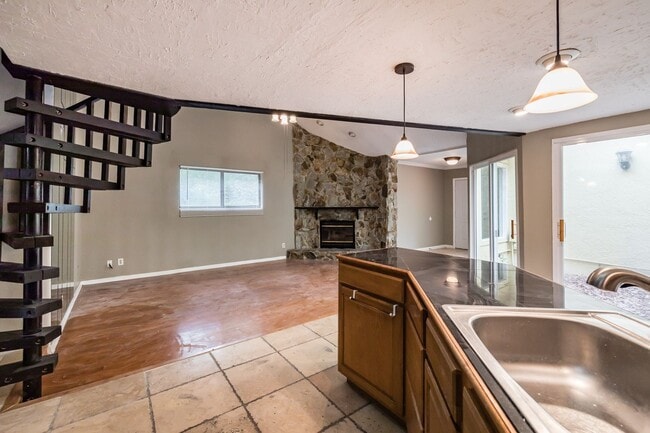 Building Photo - NEW PRICE! 3/2 Palm Harbor Townhouse